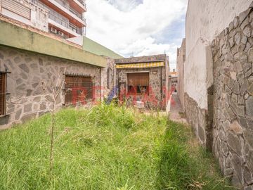 VENTA- CASA MULTI FAMILIAR – A RECICLAR