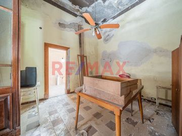 VENTA- CASA MULTI FAMILIAR – A RECICLAR