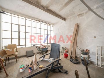 VENTA- CASA MULTI FAMILIAR – A RECICLAR