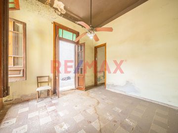 VENTA- CASA MULTI FAMILIAR – A RECICLAR