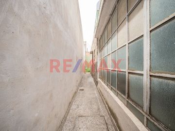 VENTA- CASA MULTI FAMILIAR – A RECICLAR