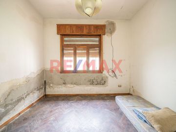VENTA- CASA MULTI FAMILIAR – A RECICLAR