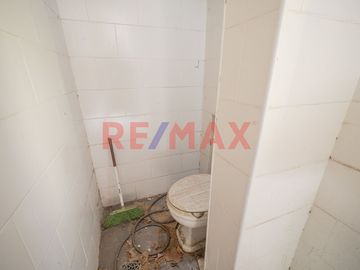 VENTA- CASA MULTI FAMILIAR – A RECICLAR