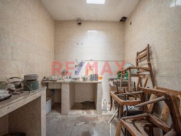 VENTA- CASA MULTI FAMILIAR – A RECICLAR