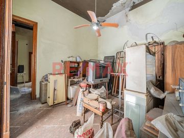 VENTA- CASA MULTI FAMILIAR – A RECICLAR