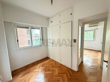 Venta 3 amb con cochera y balcón frente a la plaza