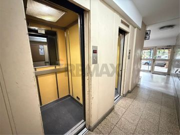 Venta 3 amb con cochera y balcón frente a la plaza