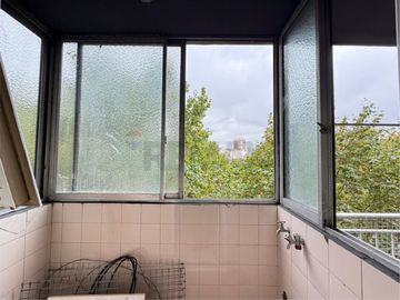Venta 3 amb con cochera y balcón frente a la plaza