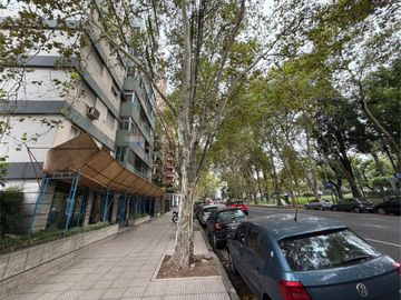 Venta 3 amb con cochera y balcón frente a la plaza