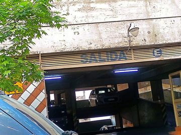 VENTA COCHERA GRANDE CERCA DEL SHOPPING CABALLITO