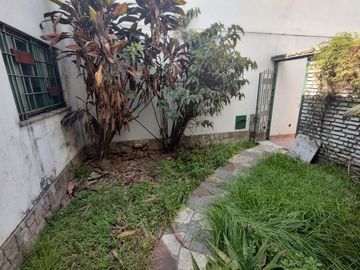 VENTA PH SIN EXPENSAS 4 DORMITORIOS COCHERA JARDIN