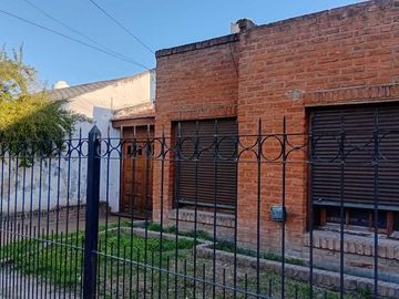 VENTA CASA 3 AMB. MAS OTRA CASA A TERMINAR MORENO