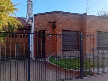VENTA CASA 3 AMB. MAS OTRA CASA A TERMINAR MORENO