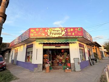 esquina comercial , 3 locales + depósito + depto