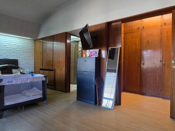 Venta casa 5 ambientes - cochera 4 autos - parque - piscina - quincho - sauna - doble frente