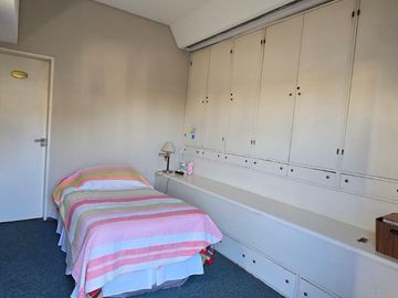 Venta casa 5 ambientes - cochera 4 autos - parque - piscina - quincho - sauna - doble frente