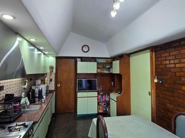 Venta casa 5 ambientes - cochera 4 autos - parque - piscina - quincho - sauna - doble frente