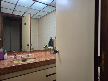 Venta casa 5 ambientes - cochera 4 autos - parque - piscina - quincho - sauna - doble frente