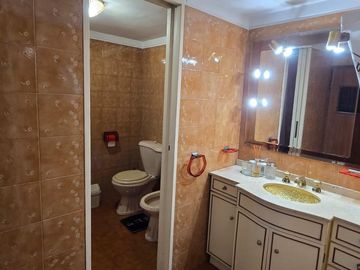 Venta casa 5 ambientes - cochera 4 autos - parque - piscina - quincho - sauna - doble frente