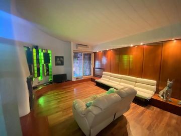 Venta casa 5 ambientes - cochera 4 autos - parque - piscina - quincho - sauna - doble frente