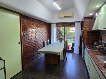 Venta casa 5 ambientes - cochera 4 autos - parque - piscina - quincho - sauna - doble frente