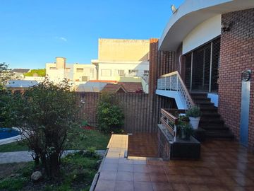 Venta casa 5 ambientes - cochera 4 autos - parque - piscina - quincho - sauna - doble frente