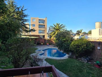 Venta casa 5 ambientes - cochera 4 autos - parque - piscina - quincho - sauna - doble frente