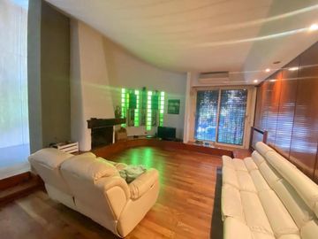 Venta casa 5 ambientes - cochera 4 autos - parque - piscina - quincho - sauna - doble frente