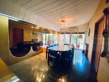 Venta casa 5 ambientes - cochera 4 autos - parque - piscina - quincho - sauna - doble frente