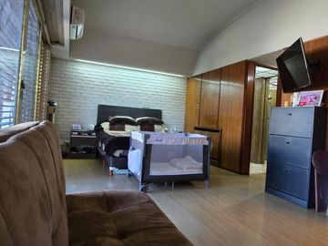 Venta casa 5 ambientes - cochera 4 autos - parque - piscina - quincho - sauna - doble frente