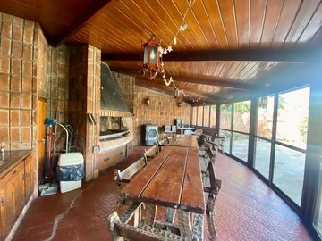 Venta casa 5 ambientes - cochera 4 autos - parque - piscina - quincho - sauna - doble frente