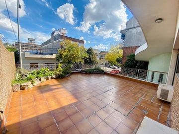 Venta casa 5 ambientes - cochera 4 autos - parque - piscina - quincho - sauna - doble frente