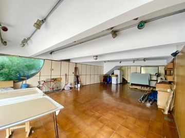 Venta casa 5 ambientes - cochera 4 autos - parque - piscina - quincho - sauna - doble frente