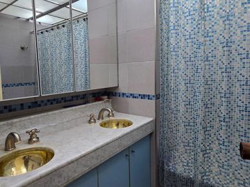 Venta casa 5 ambientes - cochera 4 autos - parque - piscina - quincho - sauna - doble frente