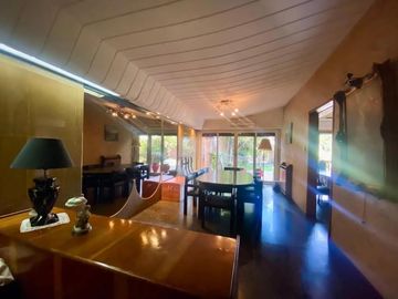 Venta casa 5 ambientes - cochera 4 autos - parque - piscina - quincho - sauna - doble frente
