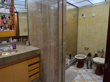 Venta casa 5 ambientes - cochera 4 autos - parque - piscina - quincho - sauna - doble frente