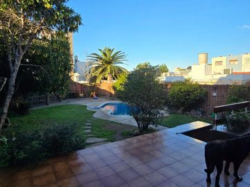 Venta casa 5 ambientes - cochera 4 autos - parque - piscina - quincho - sauna - doble frente
