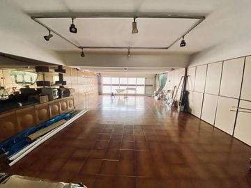 Venta casa 5 ambientes - cochera 4 autos - parque - piscina - quincho - sauna - doble frente