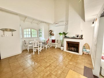 Casa apto uso comercial en alquiler con jardin, pileta y parrilla en Martinez