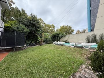 Casa apto uso comercial en alquiler con jardin, pileta y parrilla en Martinez