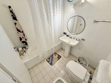 Casa apto uso comercial en alquiler con jardin, pileta y parrilla en Martinez