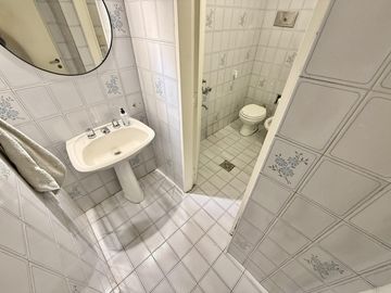 Casa apto uso comercial en alquiler con jardin, pileta y parrilla en Martinez