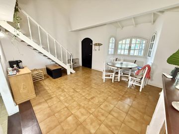 Casa apto uso comercial en alquiler con jardin, pileta y parrilla en Martinez