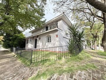 Casa apto uso comercial en alquiler con jardin, pileta y parrilla en Martinez