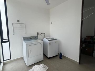 CASA AMUEBLADA EN VENTA CON PÁNELES SOLARES, EN TEMOZÓN, MÉRIDA, YUCATÁN