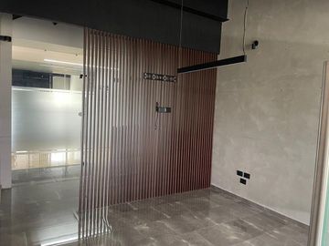 OFICINA ACONDICIONADA EN VENTA EN SKY CITY PISO 5, SAN RAMÓN NORTE, MÉRIDA, YUC.