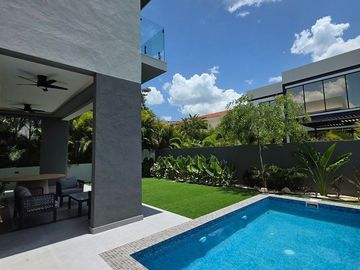 CASA EN VENTA CON PÁNELES SOLARES EN YUCATÁN COUNTRY CLUB, MÉRIDA, YUCATÁN