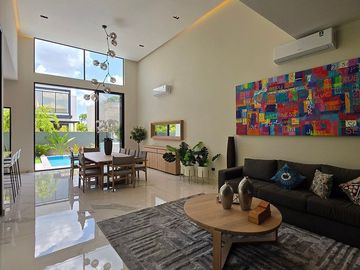CASA EN VENTA CON PÁNELES SOLARES EN YUCATÁN COUNTRY CLUB, MÉRIDA, YUCATÁN