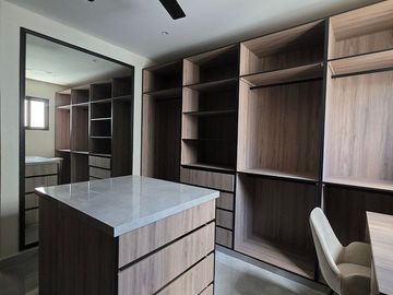 CASA EN VENTA CON PÁNELES SOLARES EN YUCATÁN COUNTRY CLUB, MÉRIDA, YUCATÁN