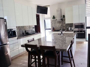 CASA EN VENTA CON VISTA AL LAGO KANHA EN YUCATÁN COUNTRY CLUB